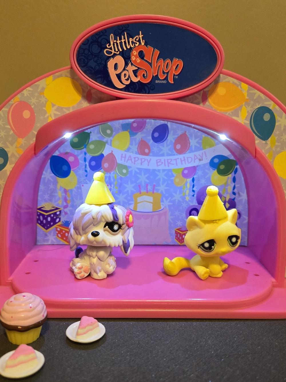 Littlest Pet Shop Birthday Playset with Party Pets And Accessories - Picture 2 of 11